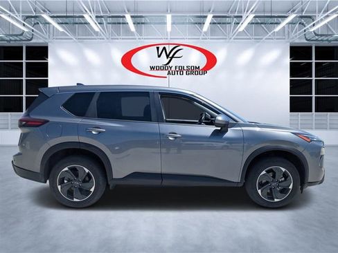 Used 2025 Nissan Rogue SV FWD image 2