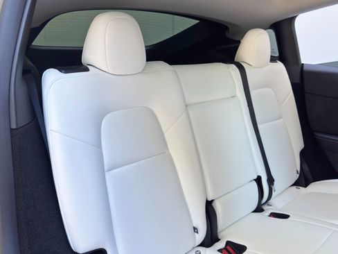 Used 2024 Tesla Model Y Long Range RWD image 39