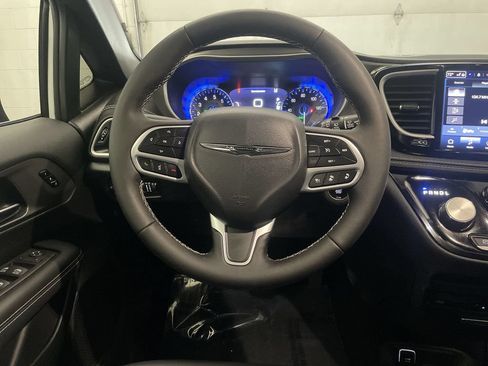 Used 2025 Chrysler Pacifica Select w/ Uconnect Theater Family Group AWD/4WD image 5