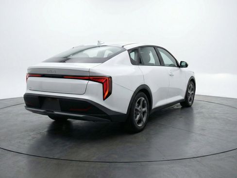 Used 2025 Kia K4 LXS image 9