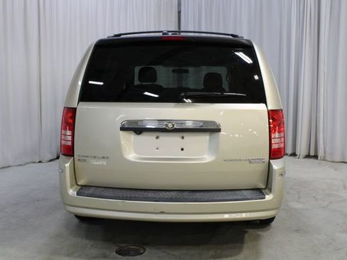 Used 2010 Chrysler Town & Country Touring FWD image 21