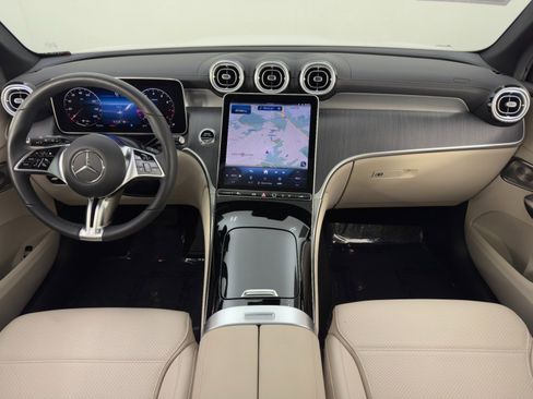 Used 2025 Mercedes-Benz GLC 300 4MATIC image 13