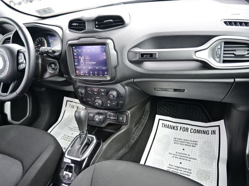 Used 2021 Jeep Renegade Latitude w/ Luxury Group II image 18