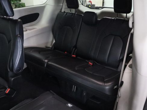 Used 2023 Chrysler Pacifica Touring-L FWD image 19