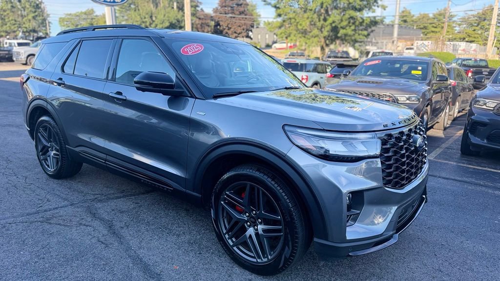 Used 2025 Ford Explorer ST-Line w/ ST-Line Street Pack AWD/4WD image 11