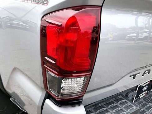 Used 2018 Toyota Tacoma TRD Off-Road image 28