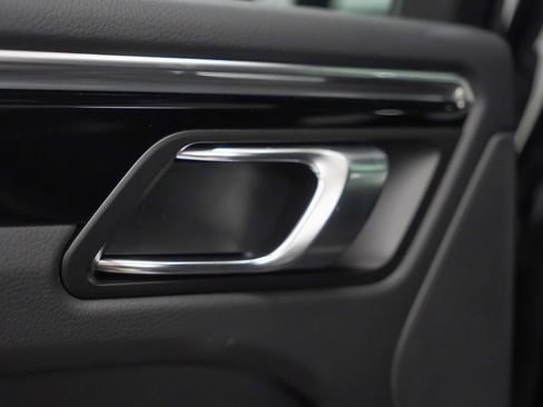 Certified 2026 Porsche Macan AWD/4WD image 12
