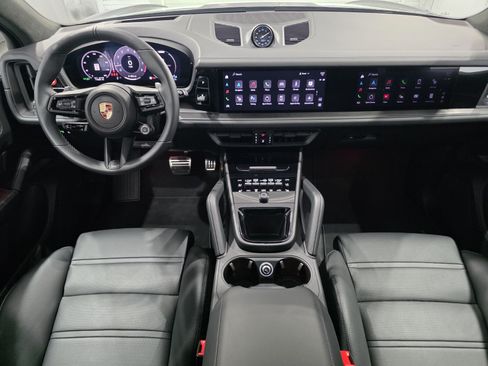Used 2025 Porsche Cayenne GTS AWD/4WD image 10