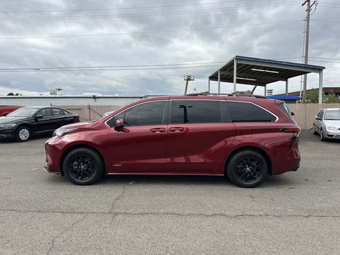 Used 2021 Toyota Sienna LE image 2