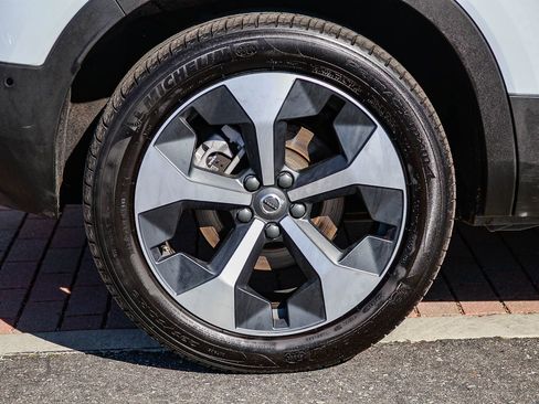 Used 2025 Volvo XC40 B5 Plus image 9