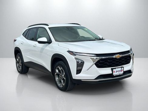 Used 2025 Chevrolet Trax LT FWD image 3