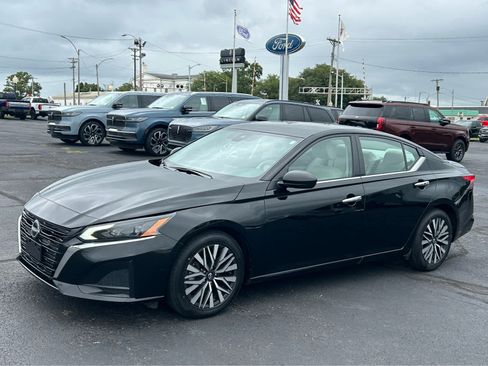Used 2024 Nissan Altima 2.5 SV FWD image 2
