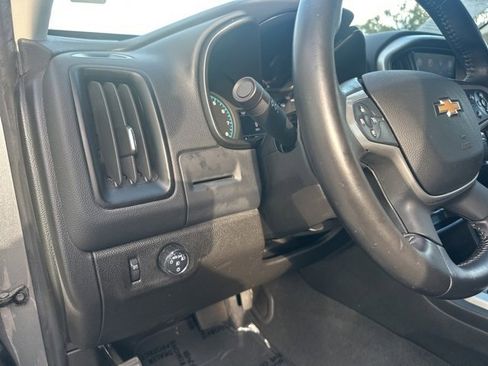 Used 2022 Chevrolet Colorado LT w/ LT Convenience Package image 12