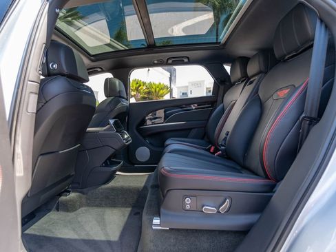 Used 2023 Bentley Bentayga Extended Wheelbase AWD/4WD image 22