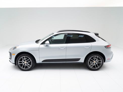 Certified 2025 Porsche Macan AWD/4WD image 2