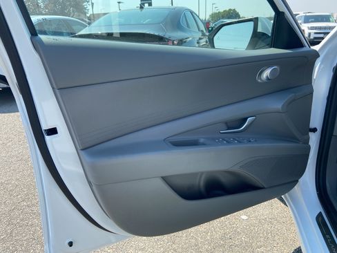 Certified 2025 Hyundai Elantra SE FWD image 7