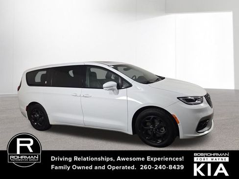 Used 2022 Chrysler Pacifica Limited w/ Uconnect Theater Family Group image 5