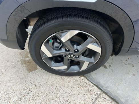 Used 2025 Hyundai Venue Limited FWD image 18