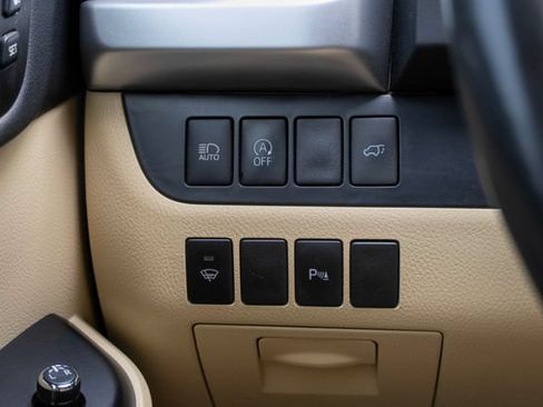 Used 2019 Toyota Highlander Limited FWD image 25