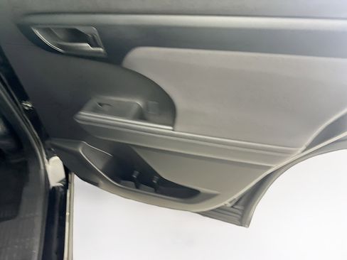 Used 2024 Toyota Highlander LE image 32