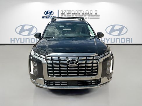 Used 2023 Hyundai Palisade Calligraphy FWD image 2