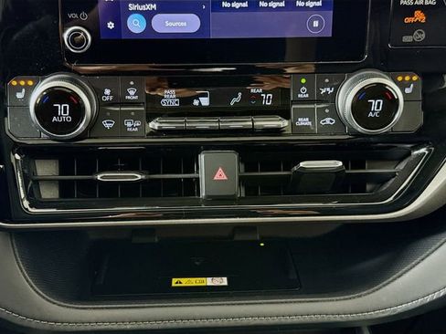 Used 2023 Toyota Highlander XLE AWD/4WD image 18