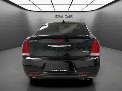 Used 2018 Chrysler 300 S RWD image 6