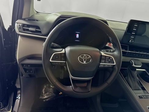 Used 2024 Toyota Sienna XLE FWD image 11