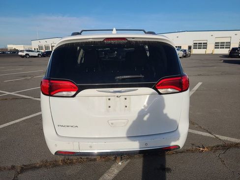 Used 2018 Chrysler Pacifica Touring-L image 3