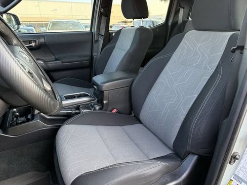 Used 2022 Toyota Tacoma TRD Off-Road AWD/4WD image 25