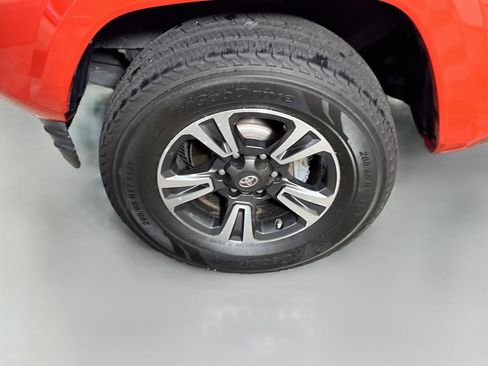 Used 2017 Toyota Tacoma TRD Sport w/ Premium & Technology Package RWD image 14