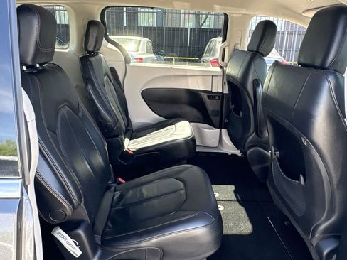 Used 2019 Chrysler Pacifica Touring-L image 24