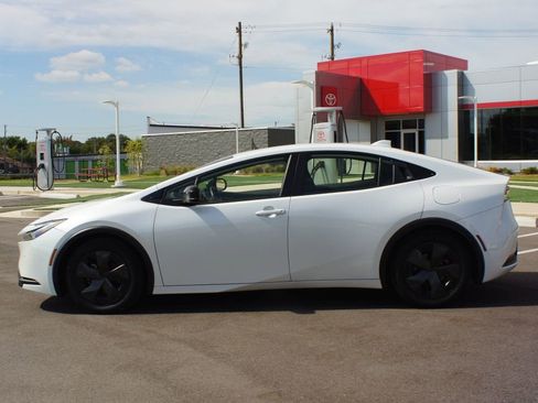 Used 2023 Toyota Prius LE image 11