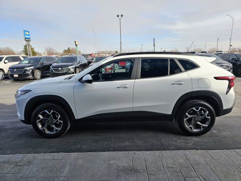 Used 2025 Chevrolet Trax LT w/ LT Convenience Package image 6