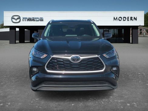 Used 2022 Toyota Highlander XLE AWD/4WD image 8