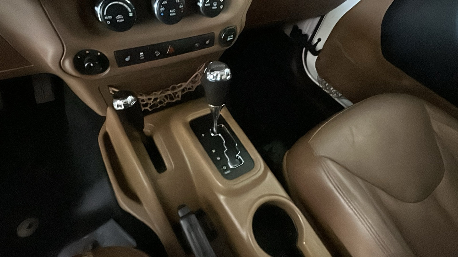 Used 2017 Jeep Wrangler Unlimited Sahara w/ Connectivity Group AWD/4WD image 25
