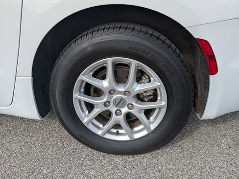 Used 2023 Chrysler Pacifica Touring-L image 15