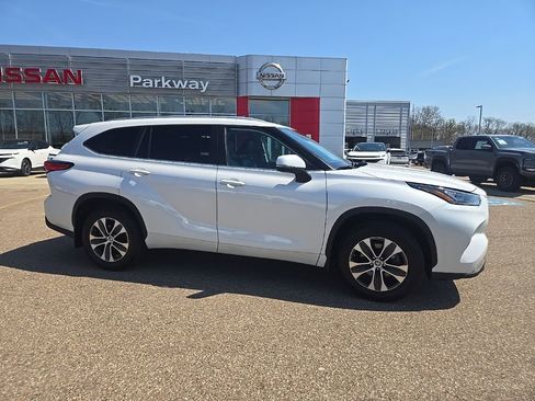 Used 2023 Toyota Highlander XLE image 8