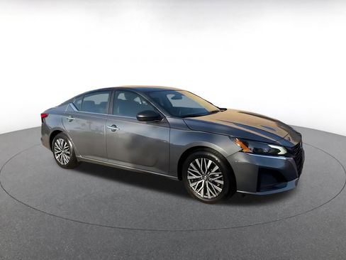 Used 2025 Nissan Altima 2.5 SV FWD image 2