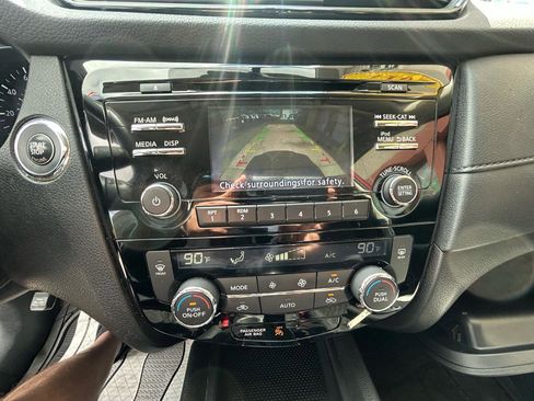 Used 2017 Nissan Rogue SV AWD/4WD image 12