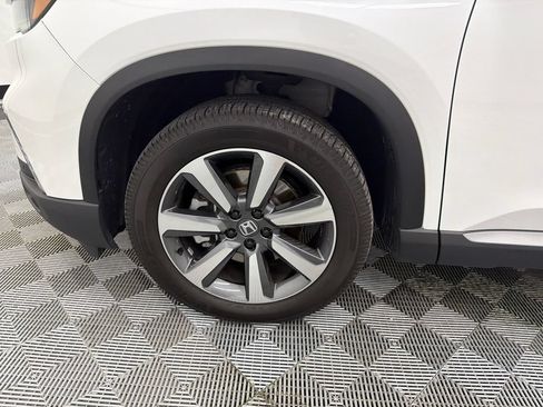 Used 2025 Honda Pilot Elite image 13