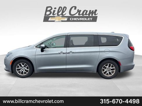 Used 2017 Chrysler Pacifica Touring FWD image 13