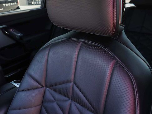 Used 2023 BMW 740i w/ Parking Assistance Package image 33