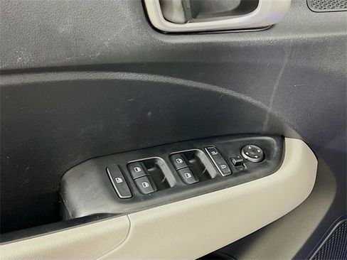 Used 2024 Hyundai Venue SEL image 9