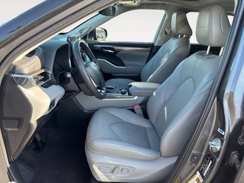 Used 2023 Toyota Highlander Limited AWD/4WD image 7