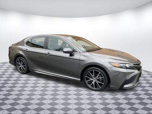 Used 2021 Toyota Camry SE image 1