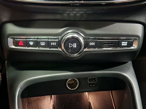 Used 2021 Volvo XC40 T4 R-Design w/ Advanced Package image 38