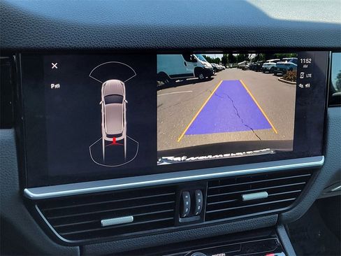 Used 2022 Porsche Cayenne w/ Premium Package image 16