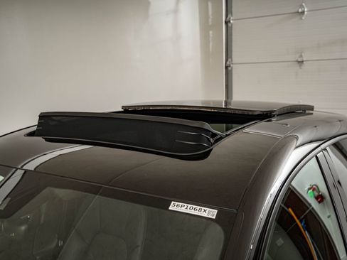 Certified 2025 Porsche Macan AWD/4WD image 20