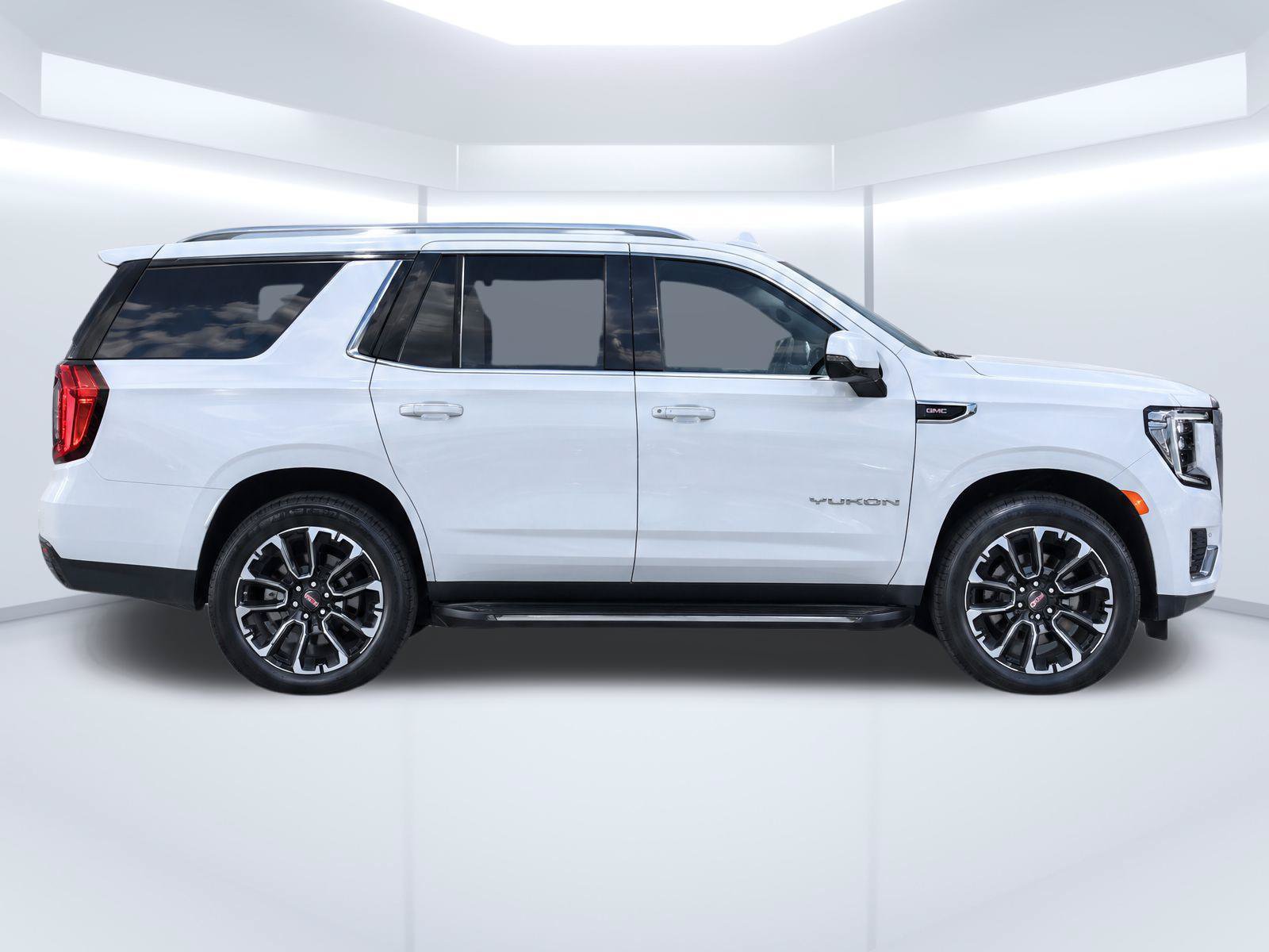 Used 2022 GMC Yukon SLE w/ Gmc Pro Safety Plus Package AWD/4WD image 8